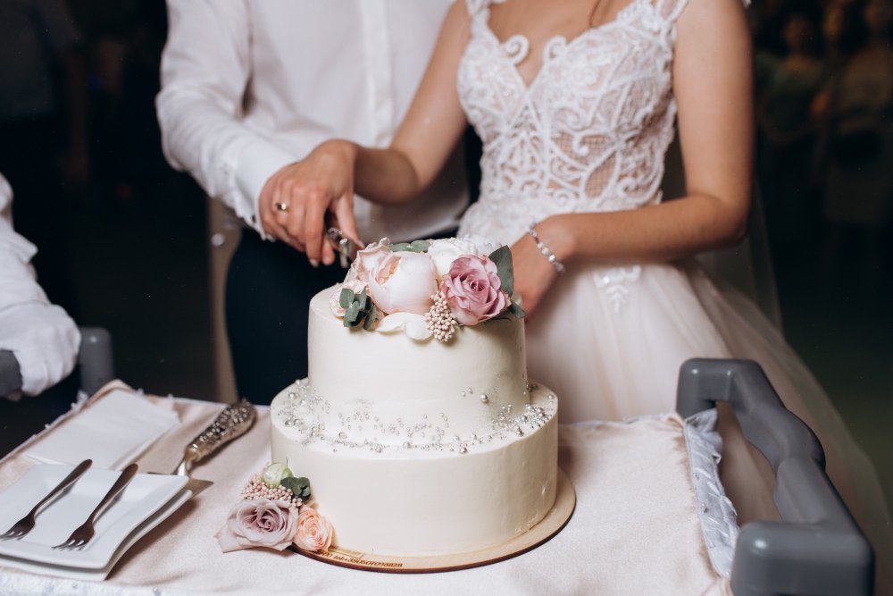 Gâteau de mariage élégant à trois étages avec décorations florales